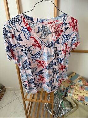 V-neck Short Sleeve Tee with Red & Navy Abstract Fish Print